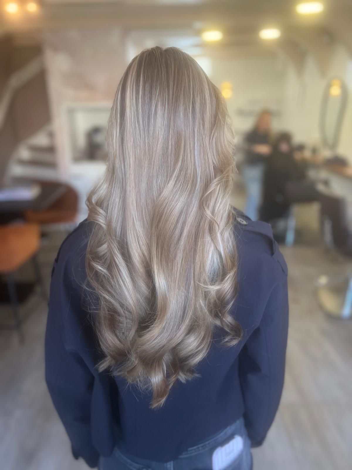 Lang ash blond haar